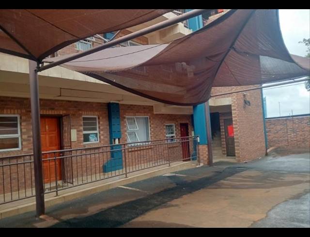 2 BEDROOM FLAT FOR SALE IN KEMPTON PARK AH
